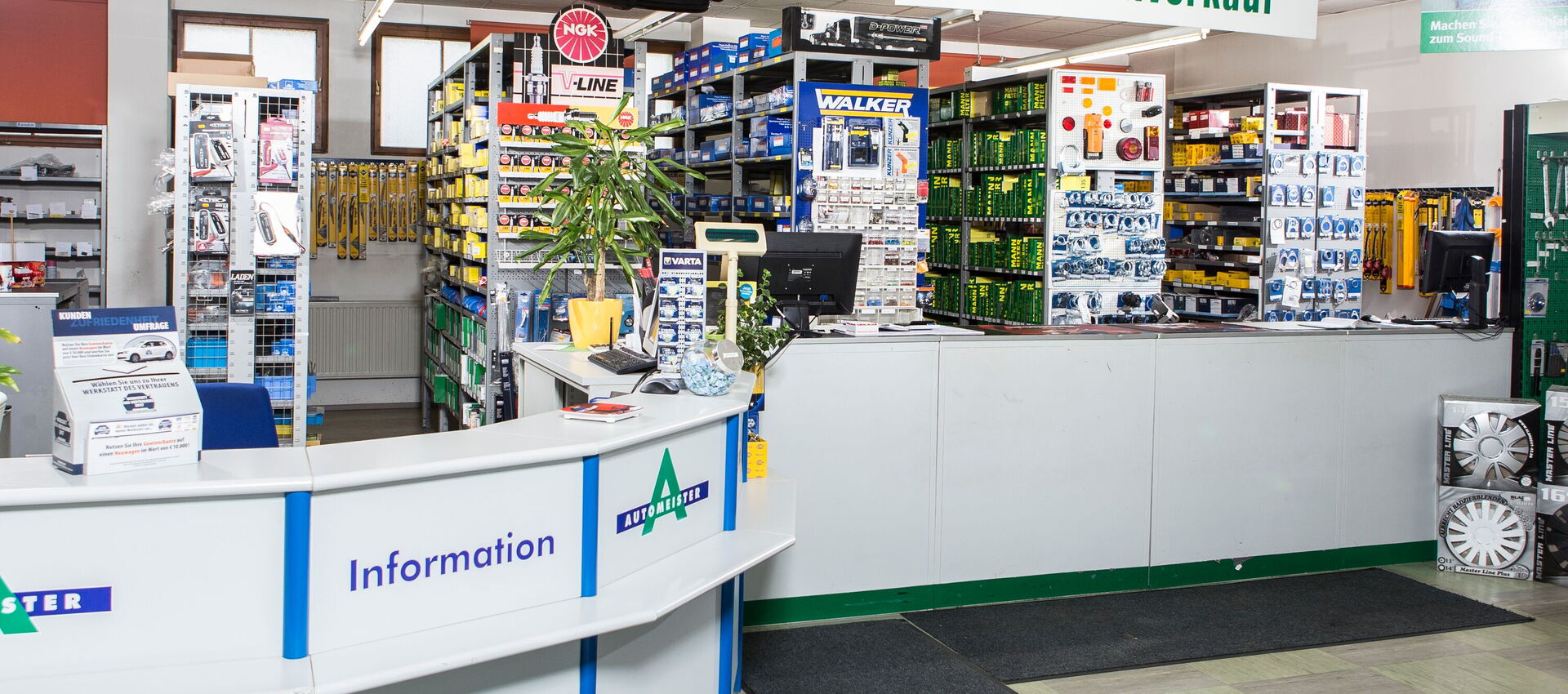 Ladentheke mit Warenpräsentation im Fachgeschäft.